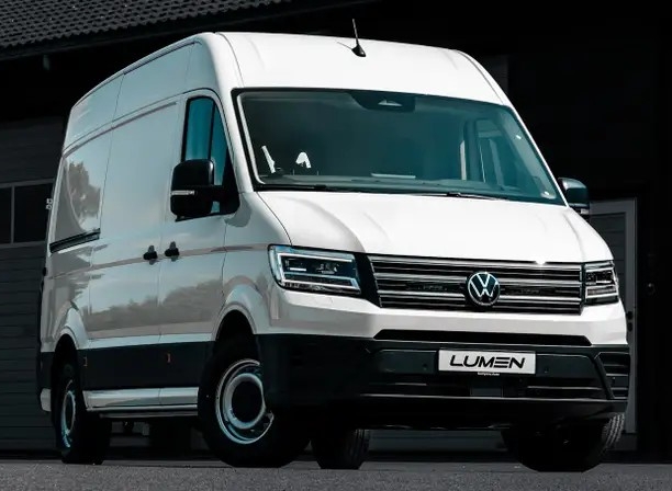 Denne lyspakken er spesialtilpasset for VW Crafter 2024+ og leveres med 2stk Lumen Helios SX10 LED fjernlys som produserer hele 11 968 lumen! disse gir et stilrent, fabrikkmontert utseende.