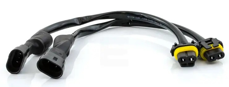 Inni denne lille stumpen av en ledning finner du en kondensator og en liten motstand. Dette fjerner enkelt problemer med montering på en del biler fra 2002 og oppover.