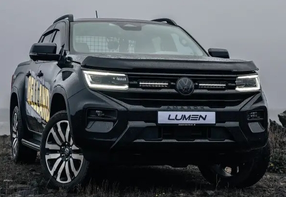 Lyktene har lekre mørke reflektorer som blender fint inn i grillen på en VW Amarok 2023+.
