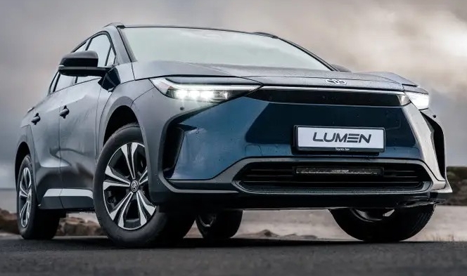 Denne lyspakken leveres med en Lumen Performance LED-bar som produserer imponerende 22 894 lumen! Lampen har stilige, mørke reflektorer som passer sømløst inn i grillen på en Toyota bZ4X.