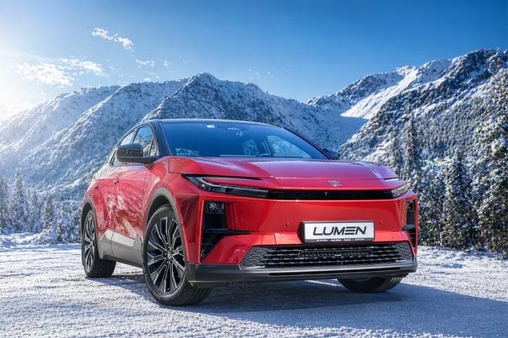 Velger du et modelltilpasset Lumen Grillkit, får du en diskret og elegant montering som integreres sømløst i fronten på Toyota.