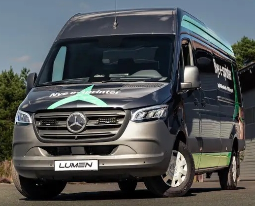 Markedets kraftigste grillkit leveres med mørke reflektorer som harmonerer med bilens grill og smelter fint inn i grillen på en Mercedes E-Sprinter.