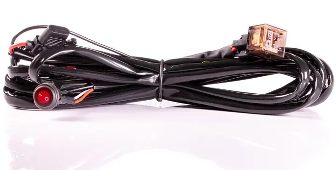 Med Deutsch kontaktene får du en plug and play løsning mellom relésettet, batteriet og lampene. I tillegg får du med en bryter som har en liten diode.