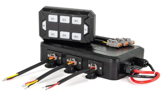 Lumen Trådløst bryterpanel er et helt unikt bryterpanel med 6 utganger for styring av varsellys, arbeidslys eller hva enn man måtte ønske å koble opp til denne.