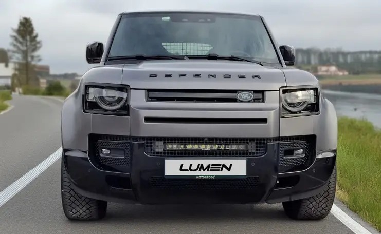 Denne lyspakken er spesialtilpasset for Land Rover Defender 2020+ og leveres med en Lumen Performance LED-bar som produserer imponerende 22 894 lumen!
