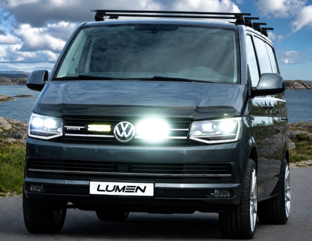 Lumen Grillkit er designet for å integreres naturlig i fronten på VW T6 Highline 2015-2019. Gi din bil et kraftig oppgradert lysbilde.