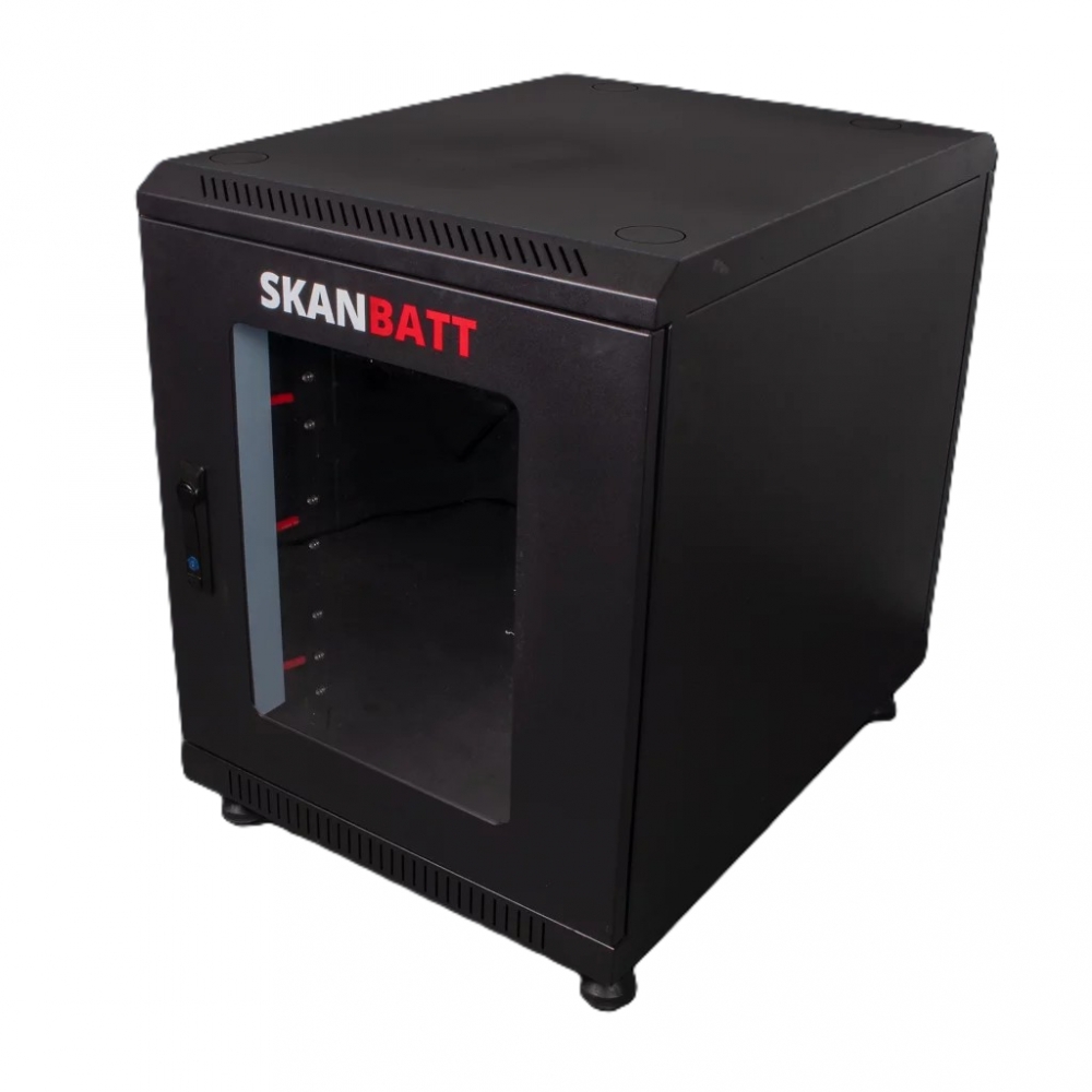 Genialt halv-rack med god plass til 4 stk. Skanbatt 3U rackbatterier (egnet for batterier med og uten varme). Her kan man raskt og enkelt bygge en trygg, solid og kraftig batteribank på kort tid.
